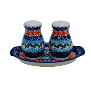 Salt and pepper shakers (A12 D69)