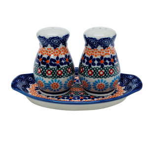 Salt and pepper shakers (A12 D77)