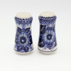 Salt and pepper shakers (A16 D108) 