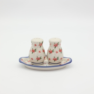 Salt and pepper shakers (A12 D141) 