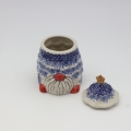 Pojemnik ceramiczny Gnom choinka z pokrywką A523 D108 – ręcznie malowana ceramika bolesławiecka w kształcie gnomka i choinki, dekoracyjny i praktyczny do przechowywania.