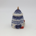 Pojemnik ceramiczny Gnom choinka z pokrywką A523 D108 – ręcznie malowana ceramika bolesławiecka w kształcie gnomka i choinki, dekoracyjny i praktyczny do przechowywania.