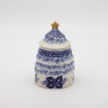 Pojemnik ceramiczny Gnom choinka z pokrywką A523 D108 – ręcznie malowana ceramika bolesławiecka w kształcie gnomka i choinki, dekoracyjny i praktyczny do przechowywania.
