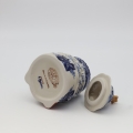 Pojemnik ceramiczny Gnom choinka z pokrywką A523 D108 – ręcznie malowana ceramika bolesławiecka w kształcie gnomka i choinki, dekoracyjny i praktyczny do przechowywania.