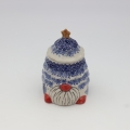 Pojemnik ceramiczny Gnom choinka z pokrywką A523 D108 – ręcznie malowana ceramika bolesławiecka w kształcie gnomka i choinki, dekoracyjny i praktyczny do przechowywania.