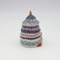 Pojemnik ceramiczny Gnom choinka z pokrywką A523 D3 – ręcznie malowana ceramika bolesławiecka w kształcie gnomka i choinki, dekoracyjny i praktyczny do przechowywania słodyczy lub drobiazgów.