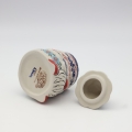 Pojemnik ceramiczny Gnom choinka z pokrywką A523 D3 – ręcznie malowana ceramika bolesławiecka w kształcie gnomka i choinki, dekoracyjny i praktyczny do przechowywania słodyczy lub drobiazgów.
