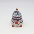 Pojemnik ceramiczny Gnom choinka z pokrywką A523 D3 – ręcznie malowana ceramika bolesławiecka w kształcie gnomka i choinki, dekoracyjny i praktyczny do przechowywania słodyczy lub drobiazgów.