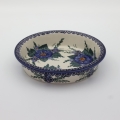 Okrągłe ceramiczne naczynie do zapiekania z Bolesławca, ręcznie zdobiona ceramika bolesławiecka, polskie rękodzieło artystyczne do piekarnika, mikrofalówki i zmywarki.