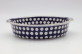 Round ceramic serving dish with handles – Bolesławiec pottery, hand-decorated with traditional patterns. Perfect for serving meats, salads, and appetizers. Stylish and durable Polish ceramic.
