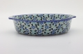 Round ceramic serving dish with handles – Bolesławiec pottery, hand-decorated with traditional patterns. Perfect for serving meats, salads, and appetizers. Stylish and durable Polish ceramic.