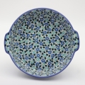 Round ceramic serving dish with handles – Bolesławiec pottery, hand-decorated with traditional patterns. Perfect for serving meats, salads, and appetizers. Stylish and durable Polish ceramic.