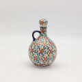 Ręcznie zdobiona karafka kula wykonana z tradycyjnej ceramiki bolesławieckiej. Oryginalna ceramiczna butelka idealna do serwowania nalewek, wody lub jako dekoracja stołu.