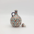 Ręcznie zdobiona karafka kula wykonana z tradycyjnej ceramiki bolesławieckiej. Oryginalna ceramiczna butelka idealna do serwowania nalewek, wody lub jako dekoracja stołu.