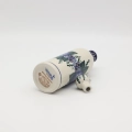 Ręcznie zdobiona ceramiczna butelka z korkiem o pojemności 0,8 l wykonana z tradycyjnej ceramiki bolesławieckiej. Idealna do przechowywania nalewek, oliwy, wody lub jako dekoracja kuchni.