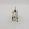 Ceramiczny mlecznik w kształcie krowy o pojemności 100 ml to absolutna klasyka bolesławieckiego rzemiosła, połączona z radosnym designem, który ożywi każdy stół i sprawi, że rytuał picia kawy stanie się jeszcze przyjemniejszy.