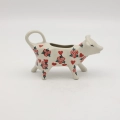 Ceramiczny mlecznik w kształcie krowy o pojemności 100 ml to absolutna klasyka bolesławieckiego rzemiosła, połączona z radosnym designem, który ożywi każdy stół i sprawi, że rytuał picia kawy stanie się jeszcze przyjemniejszy.