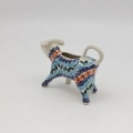 Wybierając ten produkt, wspierasz wielowiekową tradycję ceramiczną i zyskujesz trwały element zastawy, który będzie cieszył oczy przez długie lata, zachowując głębię kolorów i blask szkliwa pomimo codziennego użytkowania.