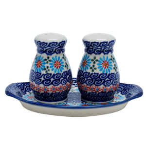 Salt and pepper shakers (A12 D3)