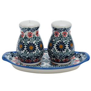 Salt and pepper shakers (A12 D48)