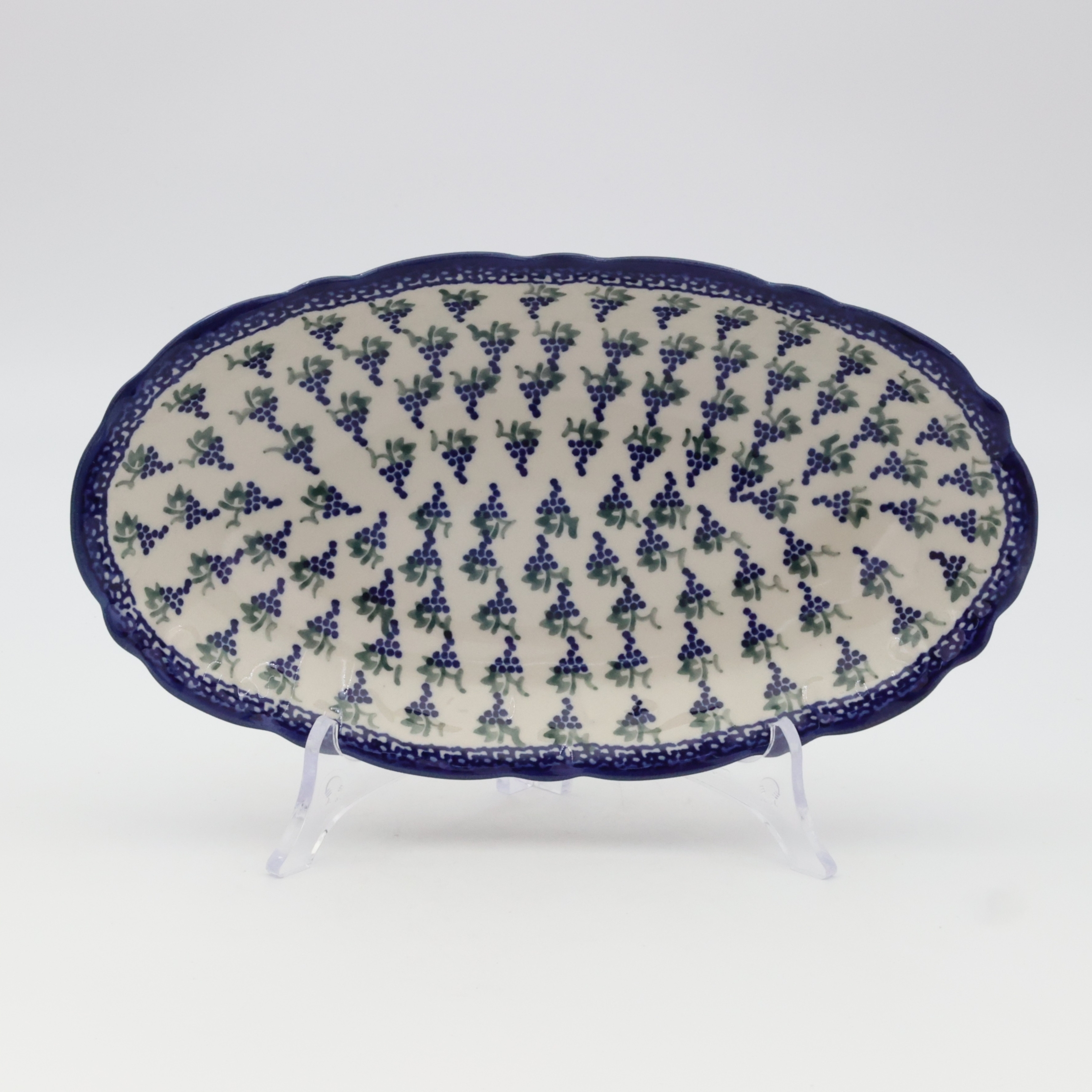 Small embossed platter A260 D14 – hand-painted Bolesławiec pottery, perfect for serving appetizers, desserts, and fruit.