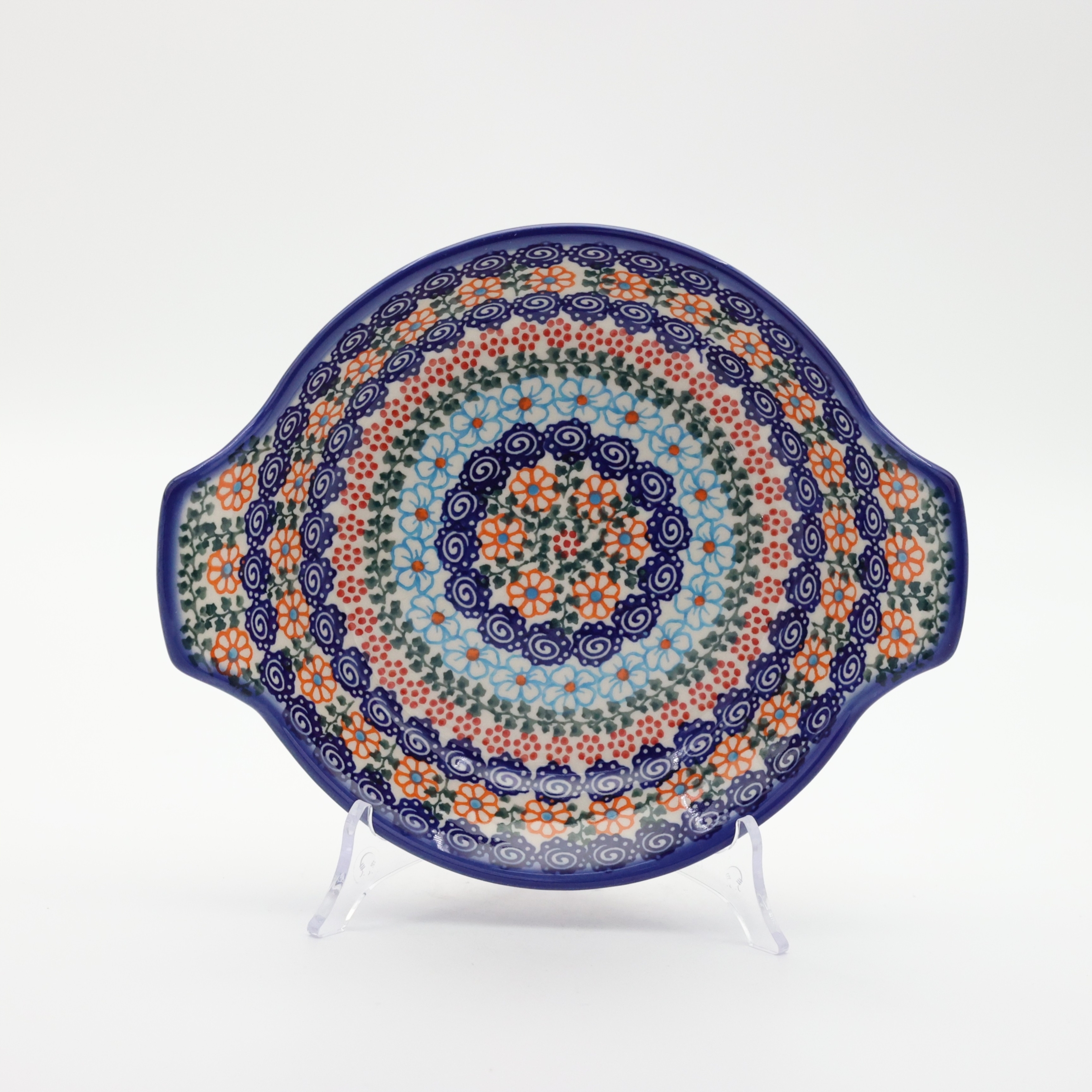 Round baking dish with handles made of Boleslawiec pottery.