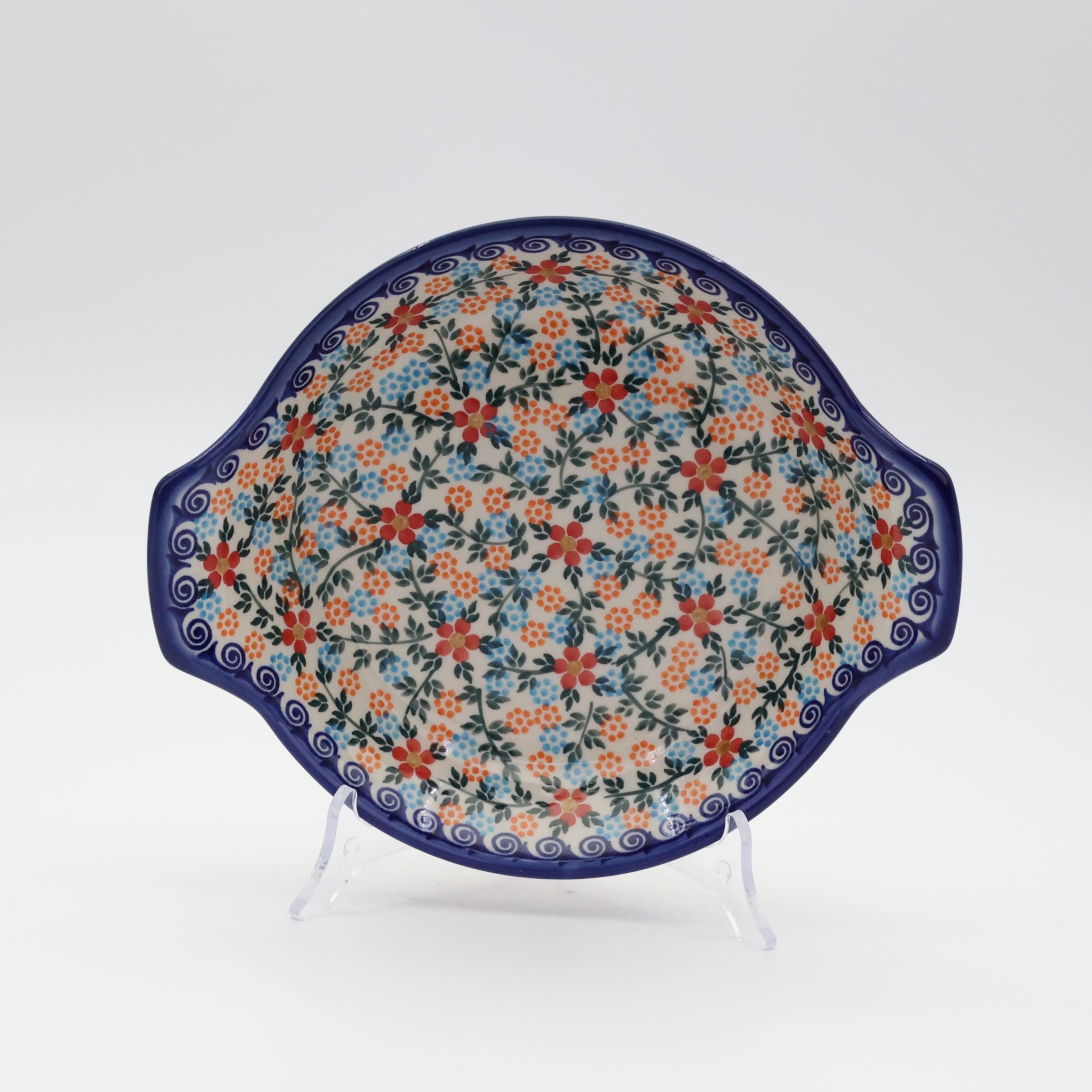 Round baking dish with handles made of Boleslawiec pottery.