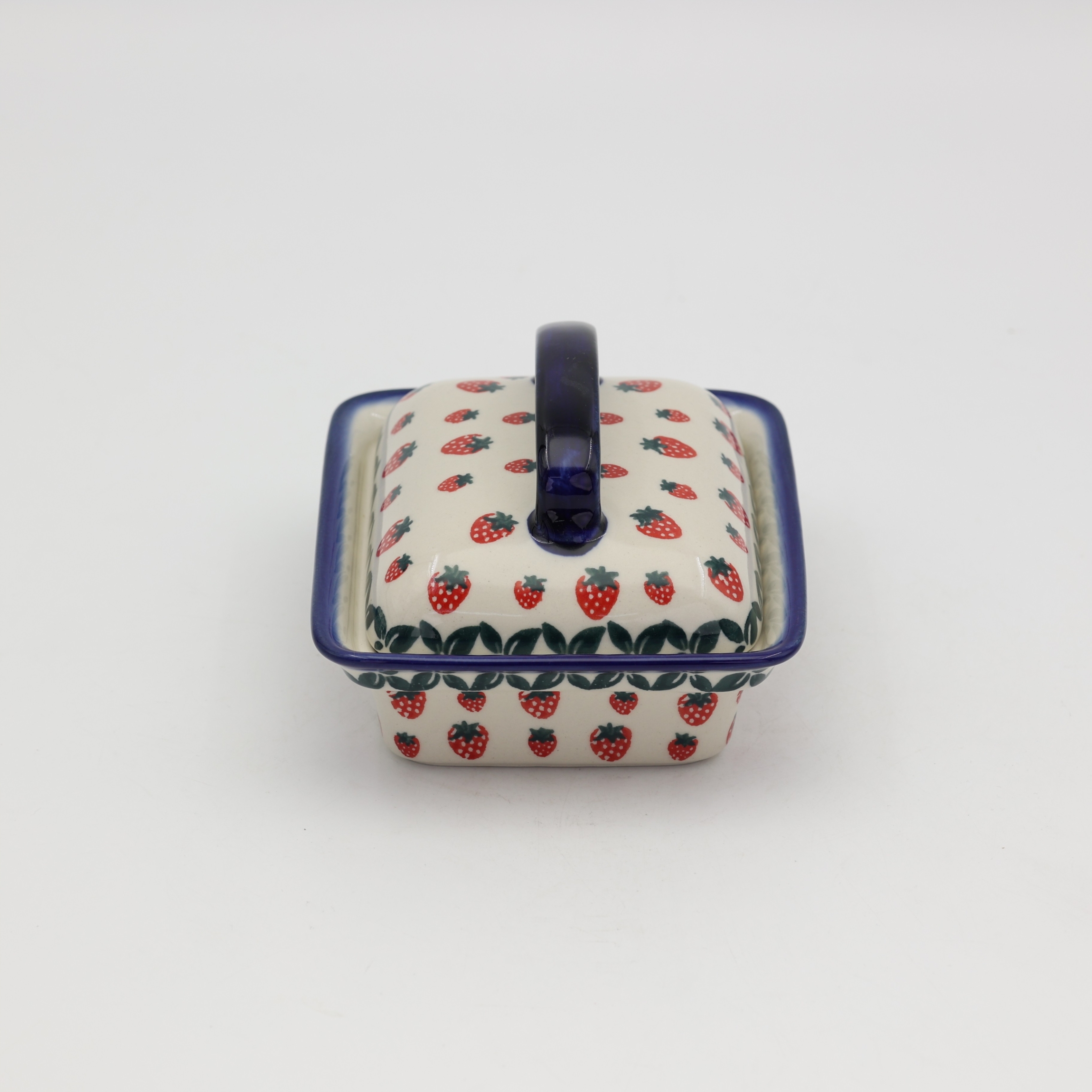 Its sturdy construction makes the butter dish durable and easy to clean. The lid protects the butter from drying out and from contaminants, while its classic or modern design fits perfectly into a variety of table settings.