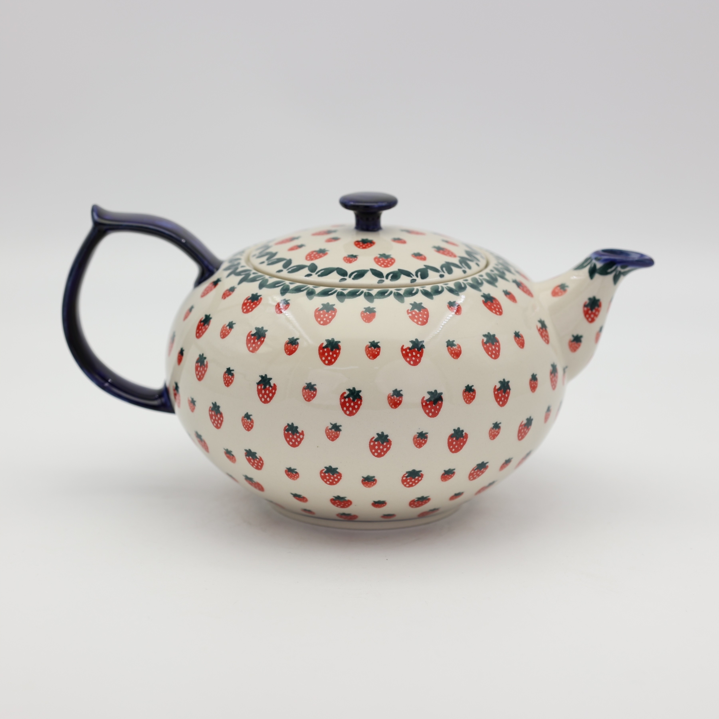 Bolesławiec ceramic teapot – hand-decorated Polish pottery with traditional cobalt patterns. A stylish and durable teapot perfect for serving tea and showcasing authentic Polish ceramic craftsmanship.