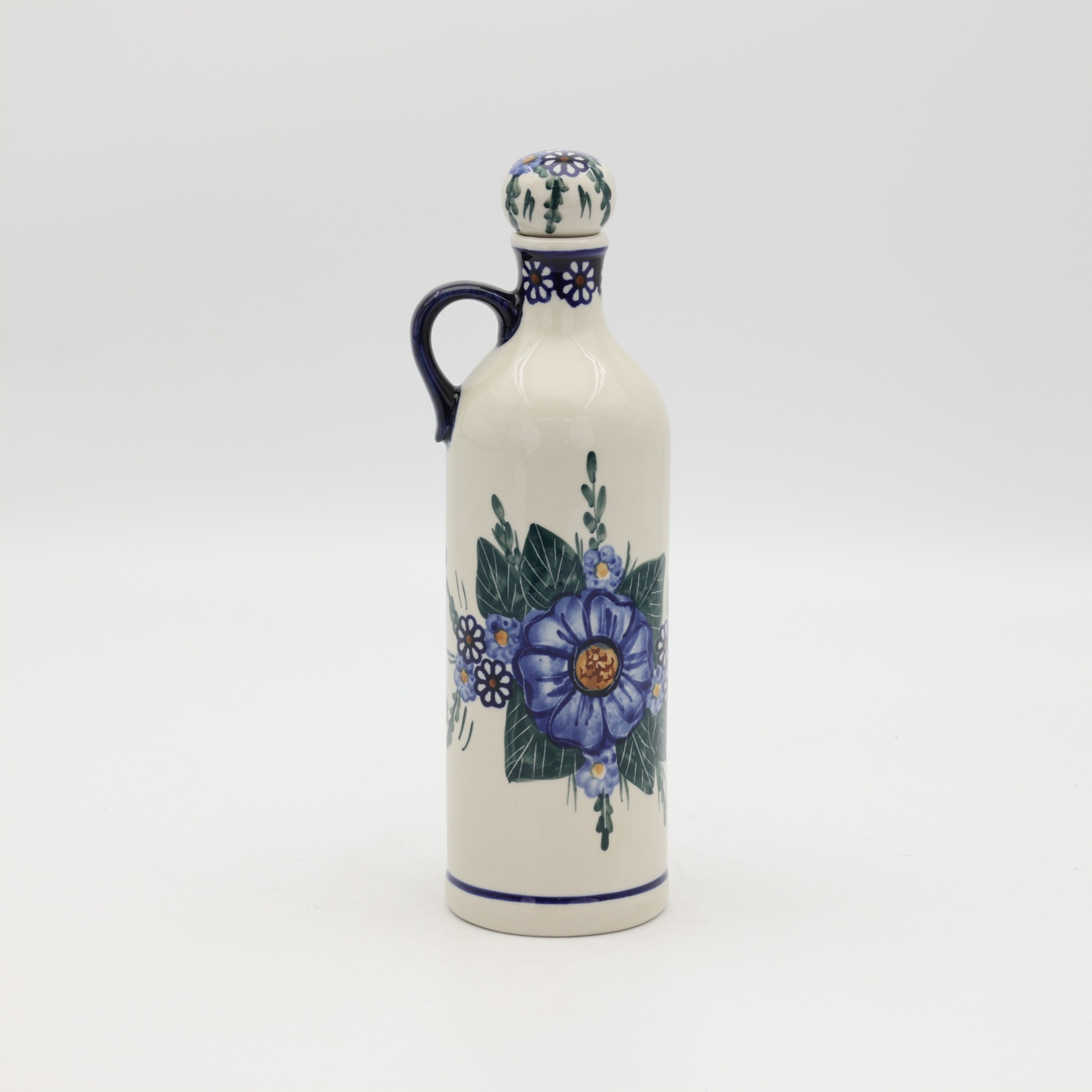 Ręcznie zdobiona ceramiczna butelka z korkiem o pojemności 0,8 l wykonana z tradycyjnej ceramiki bolesławieckiej. Idealna do przechowywania nalewek, oliwy, wody lub jako dekoracja kuchni.