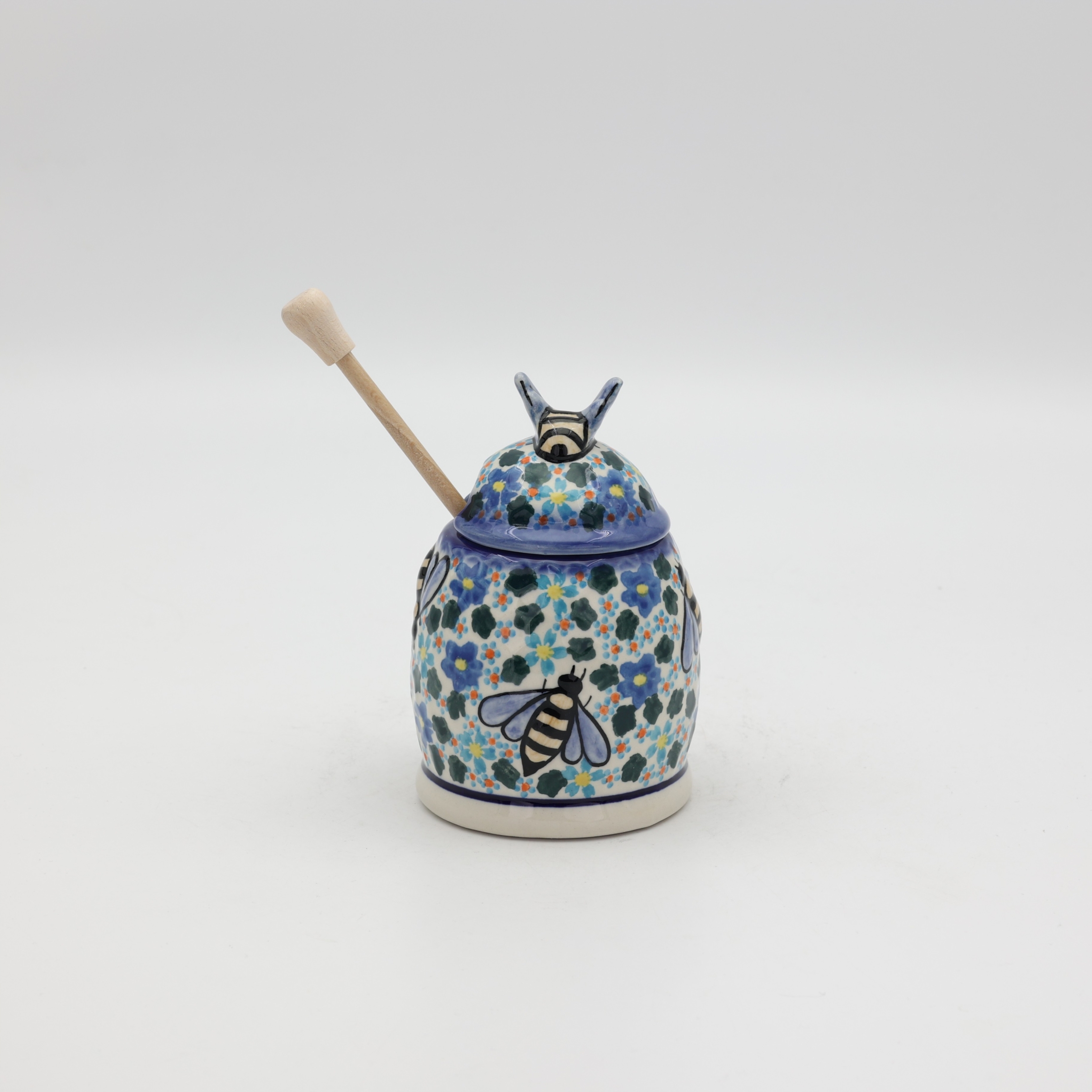 Hand-painted honey pot made from traditional Bolesławiec pottery. A stylish and practical container perfect for storing and serving honey.