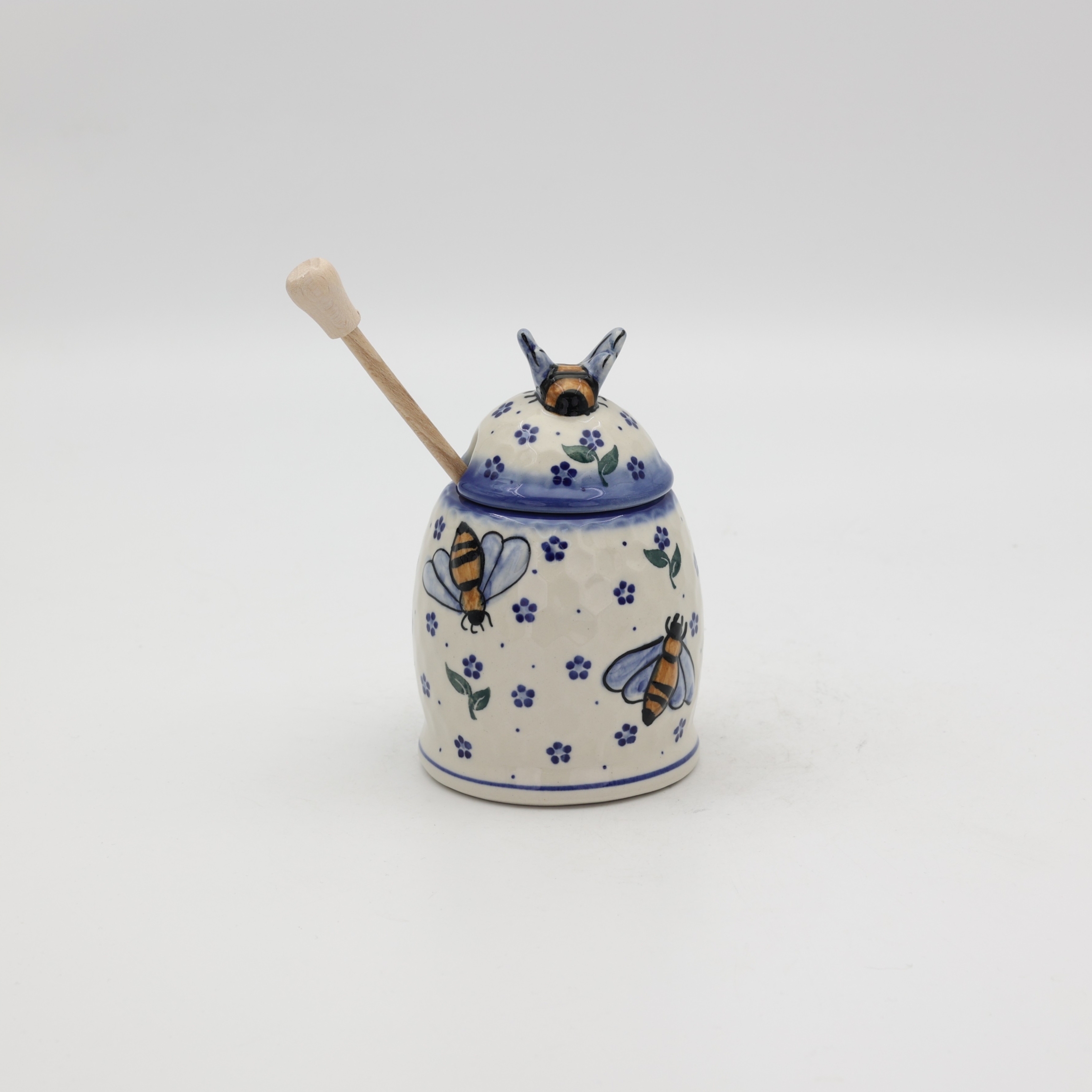 Hand-painted honey pot made from traditional Bolesławiec pottery. A stylish and practical container perfect for storing and serving honey.
