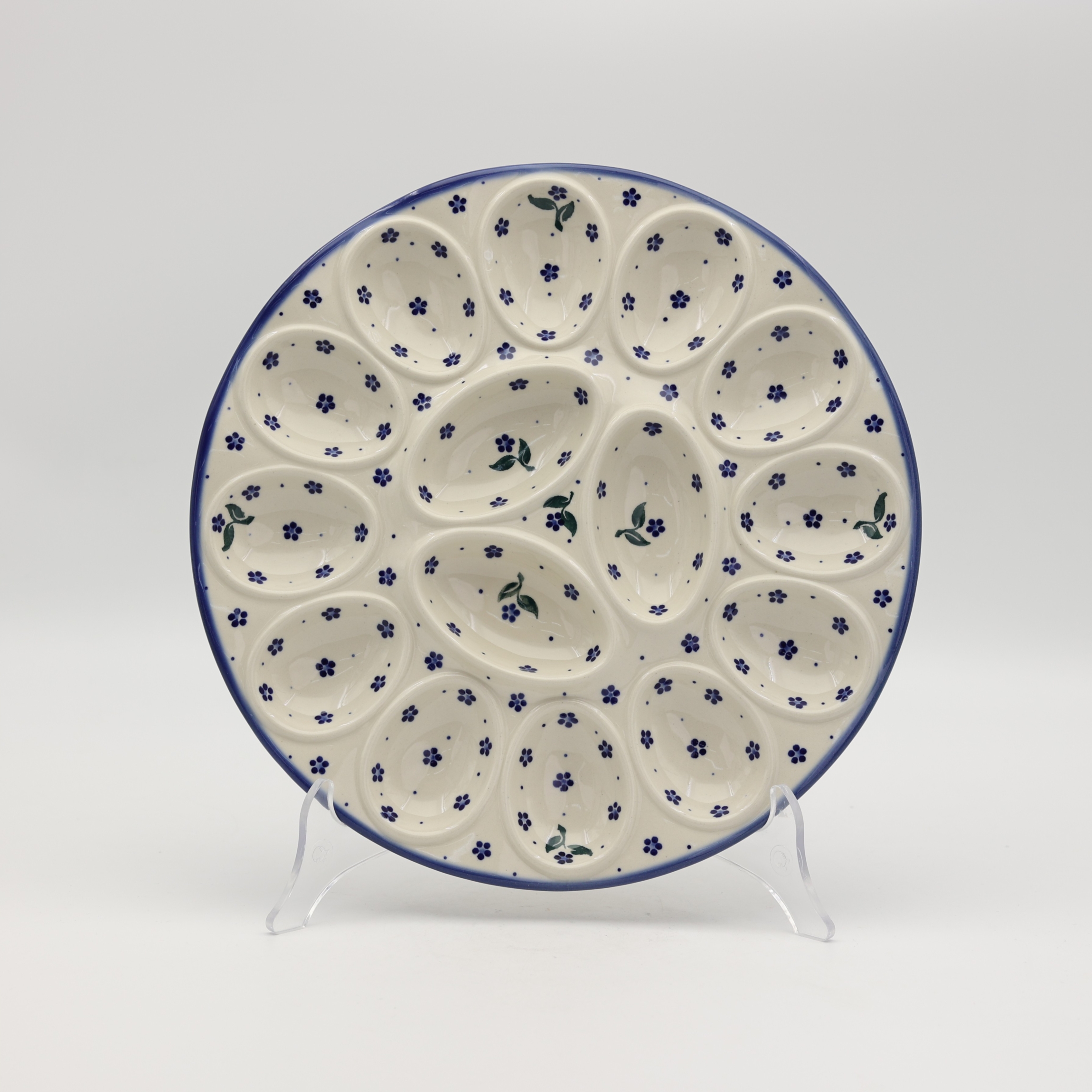 Hand-painted ANDY egg plate made from traditional Bolesławiec pottery. A functional serving dish perfect for presenting eggs for breakfast or festive occasions.