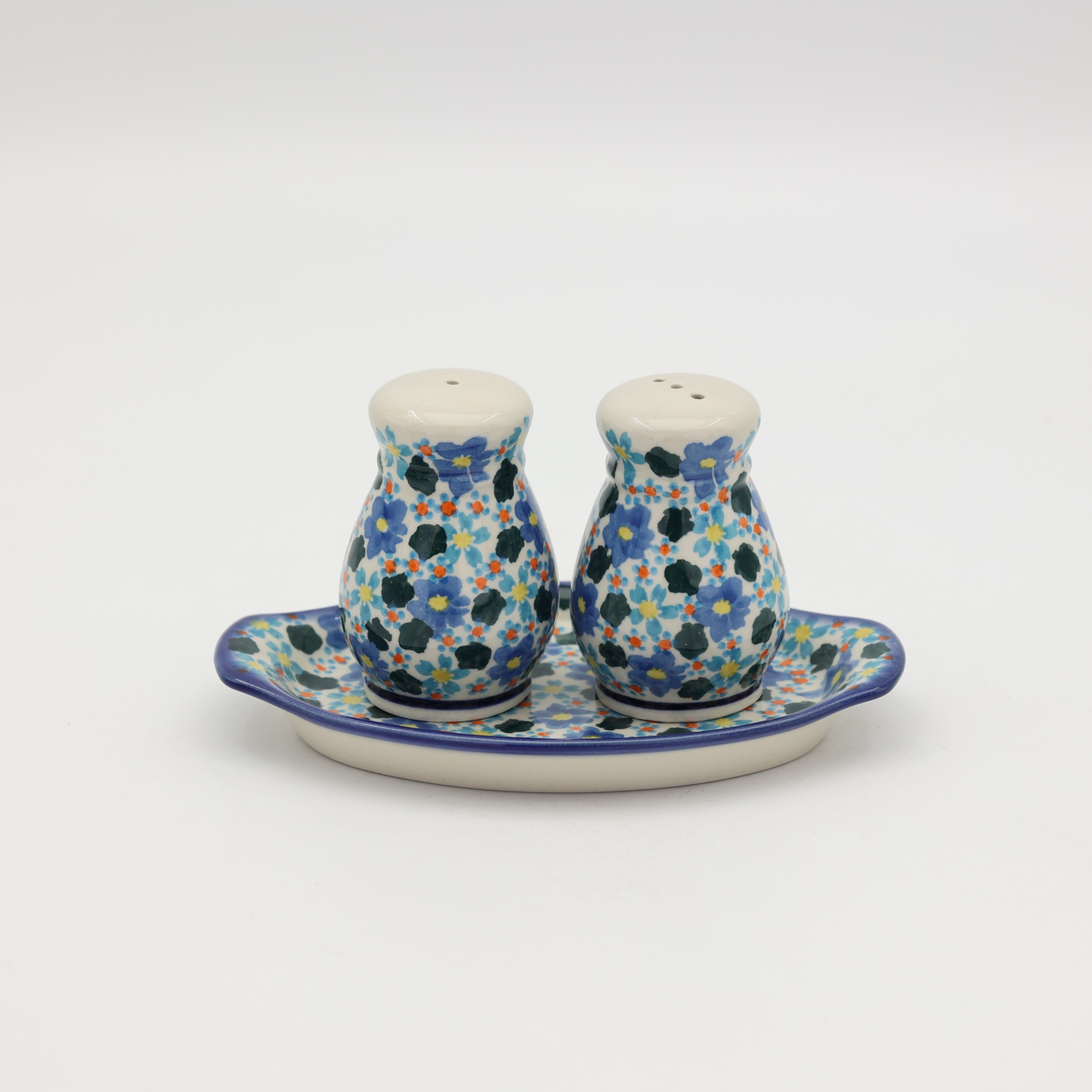 Hand-painted salt and pepper shakers with tray made from traditional Bolesławiec pottery. A stylish set perfect for everyday use and elegant table settings.