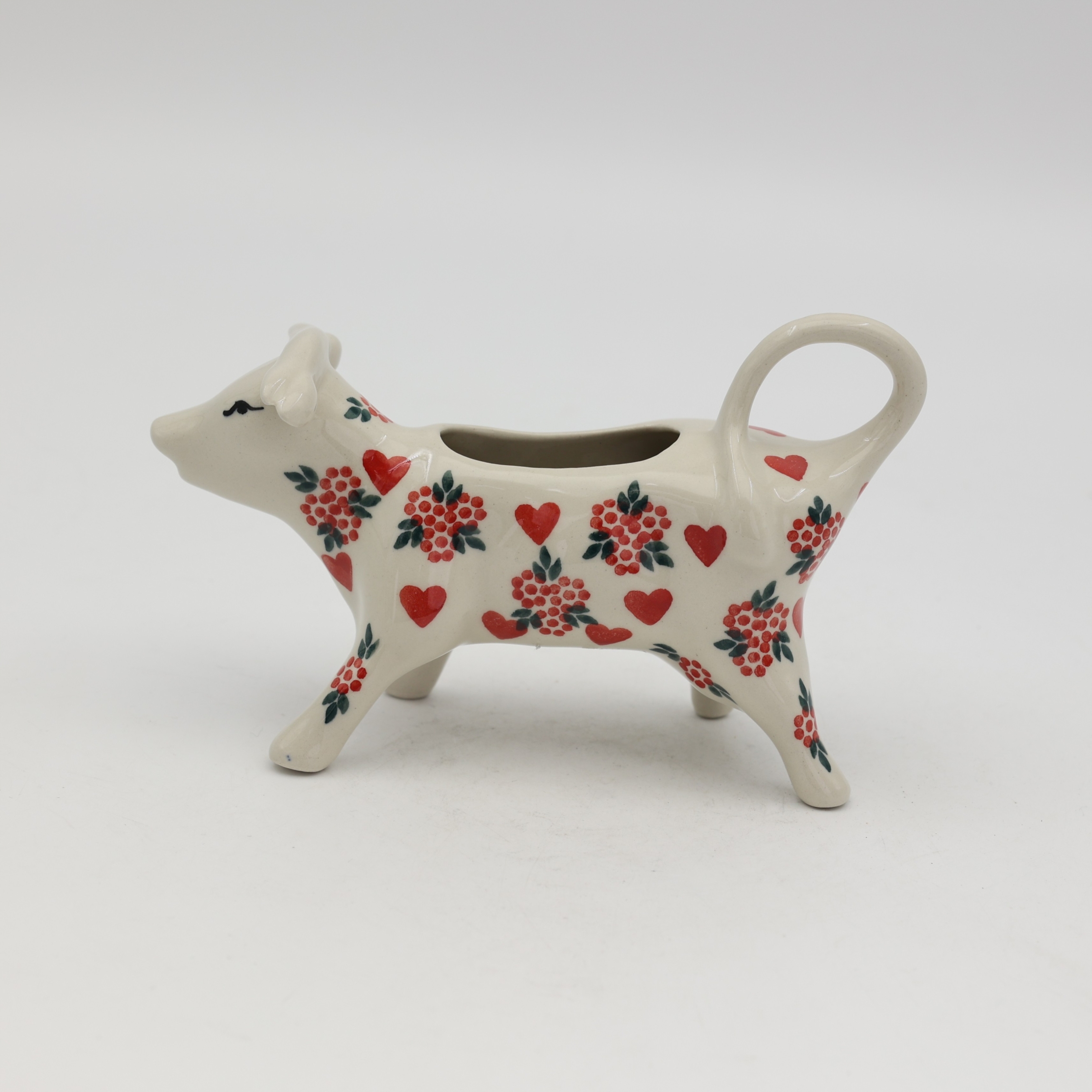Ceramiczny mlecznik w kształcie krowy o pojemności 100 ml to absolutna klasyka bolesławieckiego rzemiosła, połączona z radosnym designem, który ożywi każdy stół i sprawi, że rytuał picia kawy stanie się jeszcze przyjemniejszy.