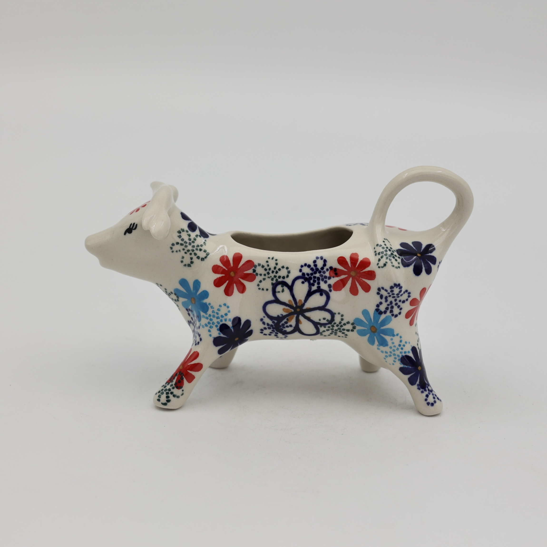 This ceramic cow-shaped creamer with a 100 ml capacity is an absolute classic of Bolesławiec craftsmanship, combined with a joyful design that will liven up any table and make your coffee ritual even more pleasant.